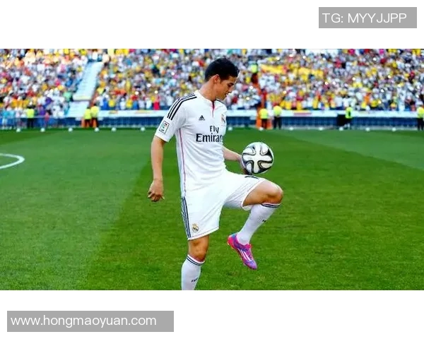 足球明星华丽时尚走秀展现运动魅力与潮流风范的完美结合